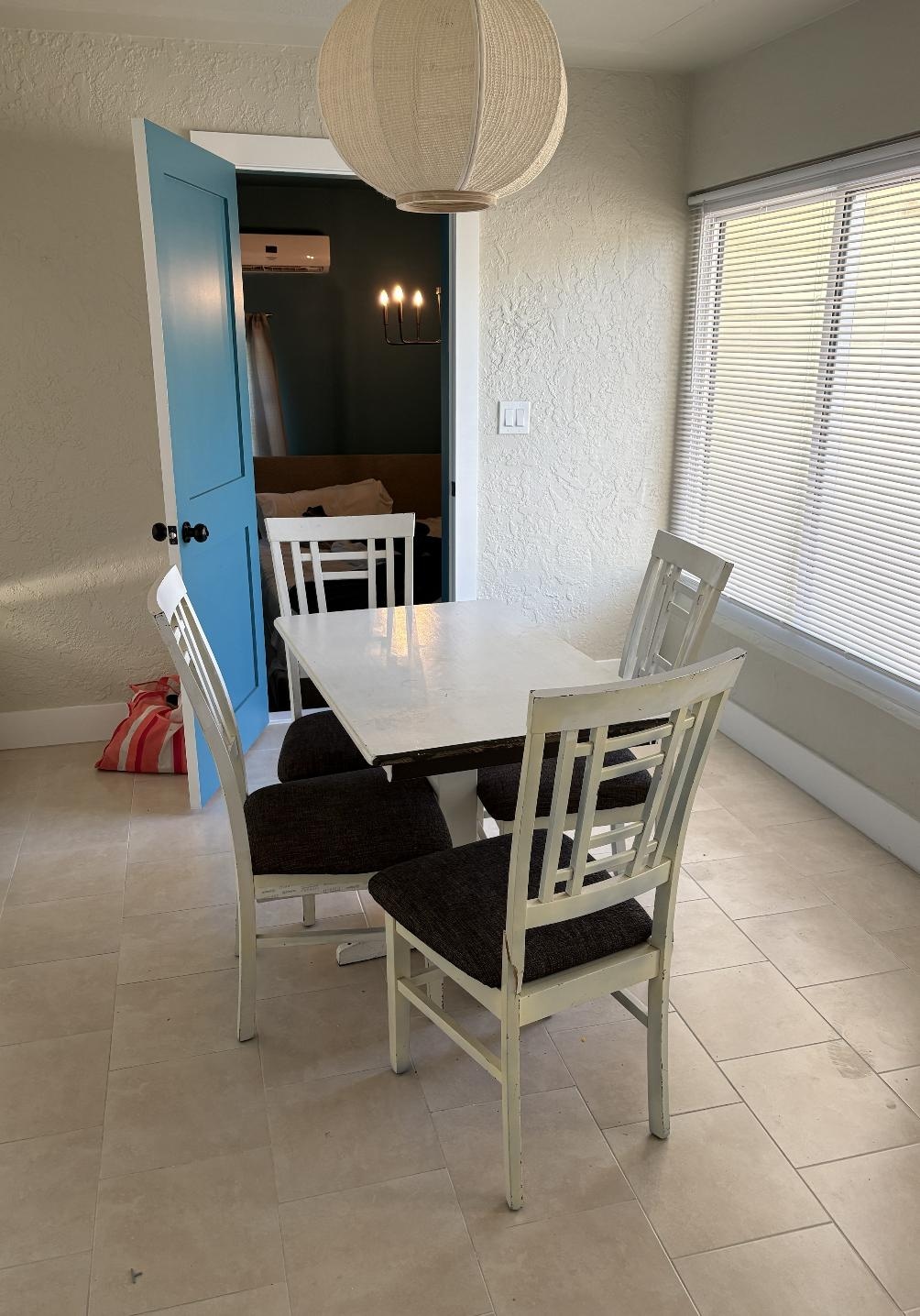 dining room that dosen't look like listing at all 