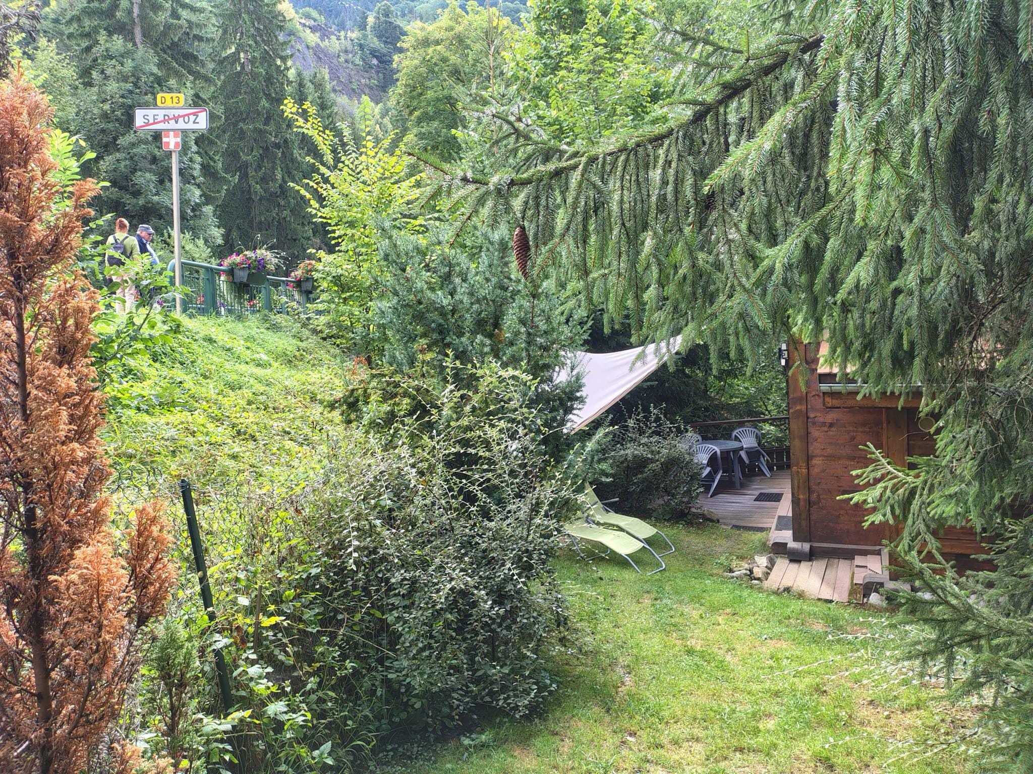 En contrebas de la route à la vue des passants