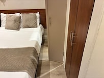 L'espace entre le lit et le cabinet de douche