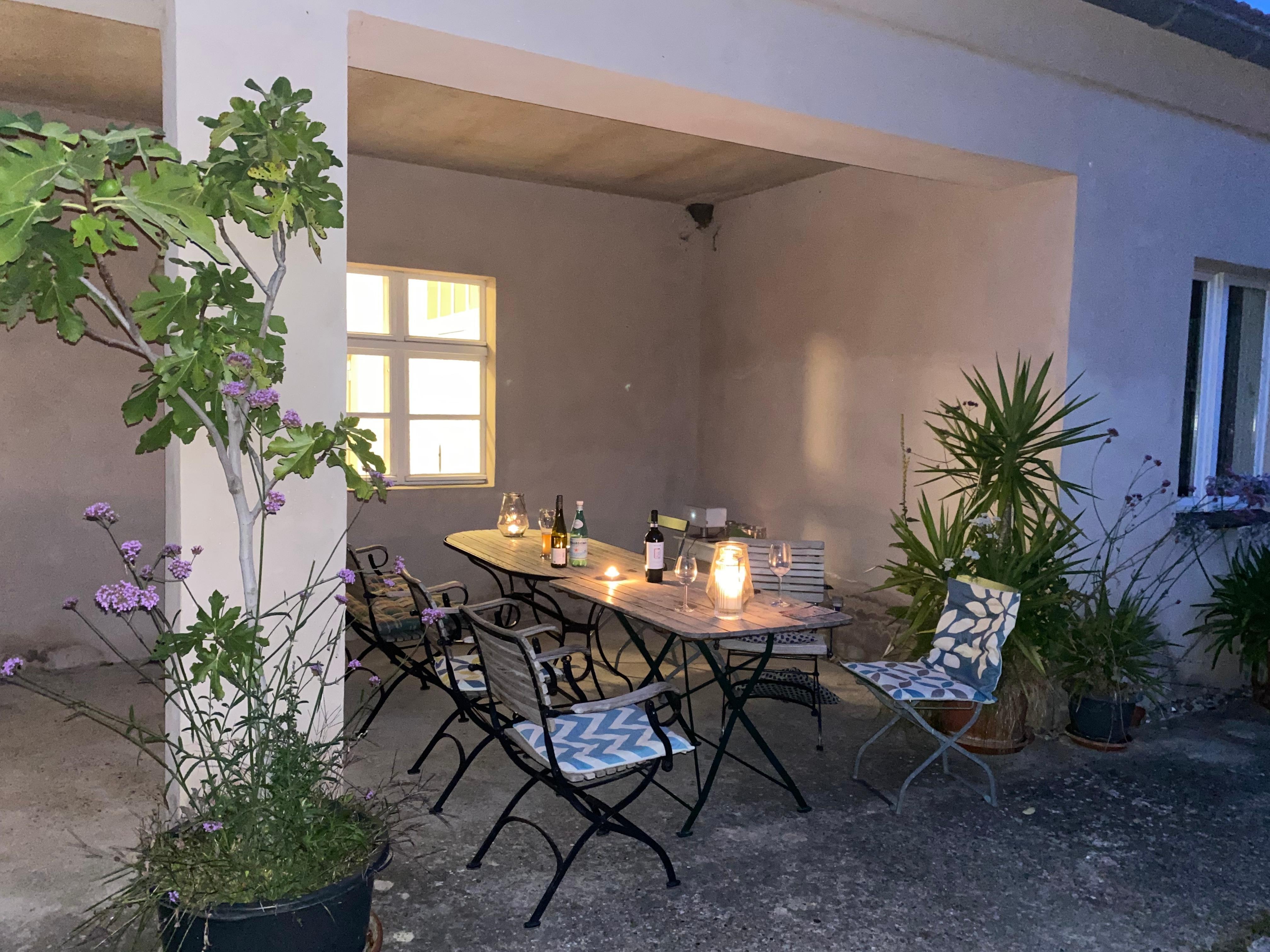 Überdachte Terrasse, Schwalbenfreundliches Haus. 