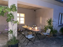 Überdachte Terrasse, Schwalbenfreundliches Haus.