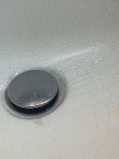 poor drainage, dirty sink, cracked