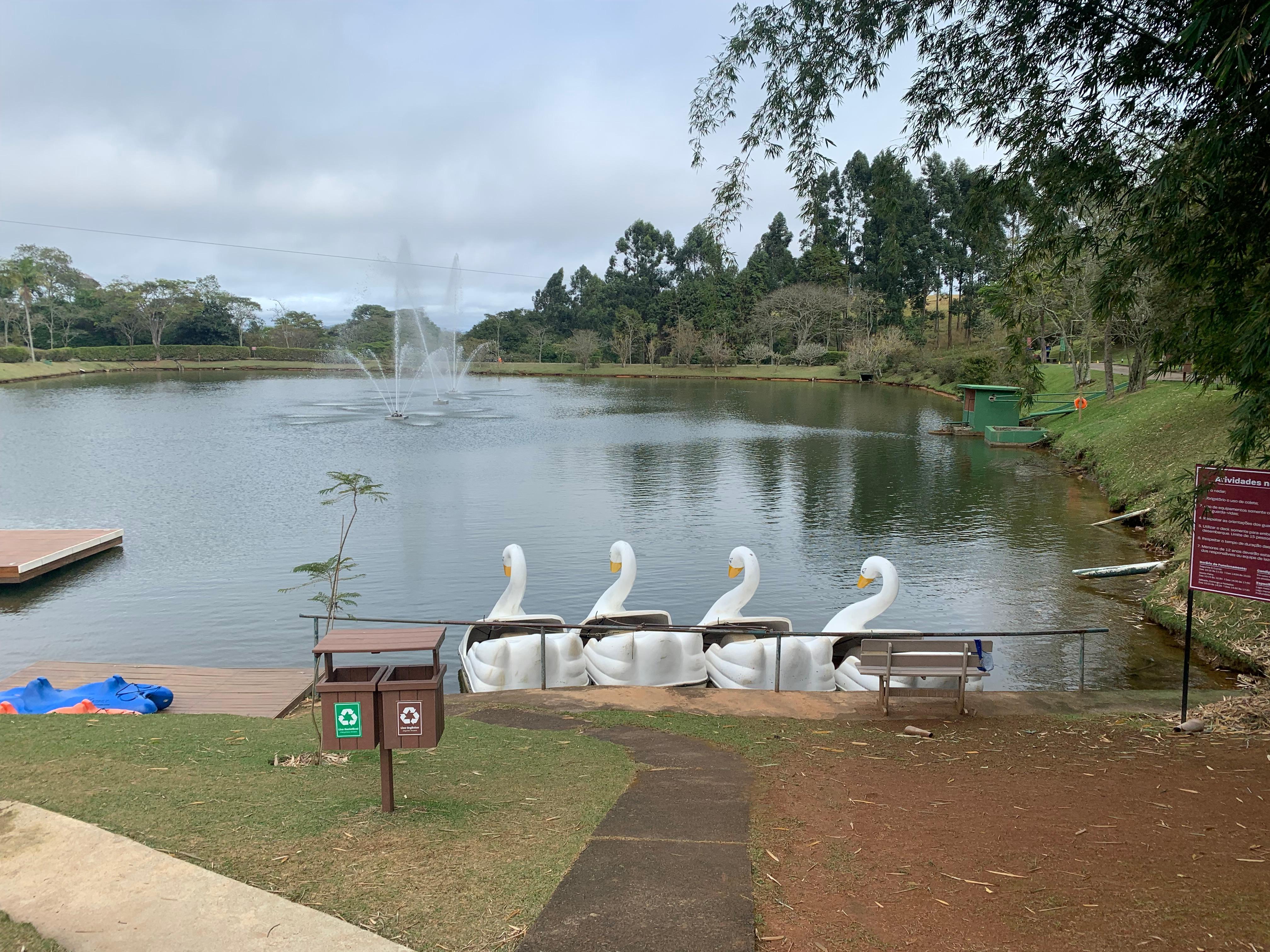 Lago com pedalinhos e caiaques. 