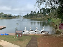 Lago com pedalinhos e caiaques.