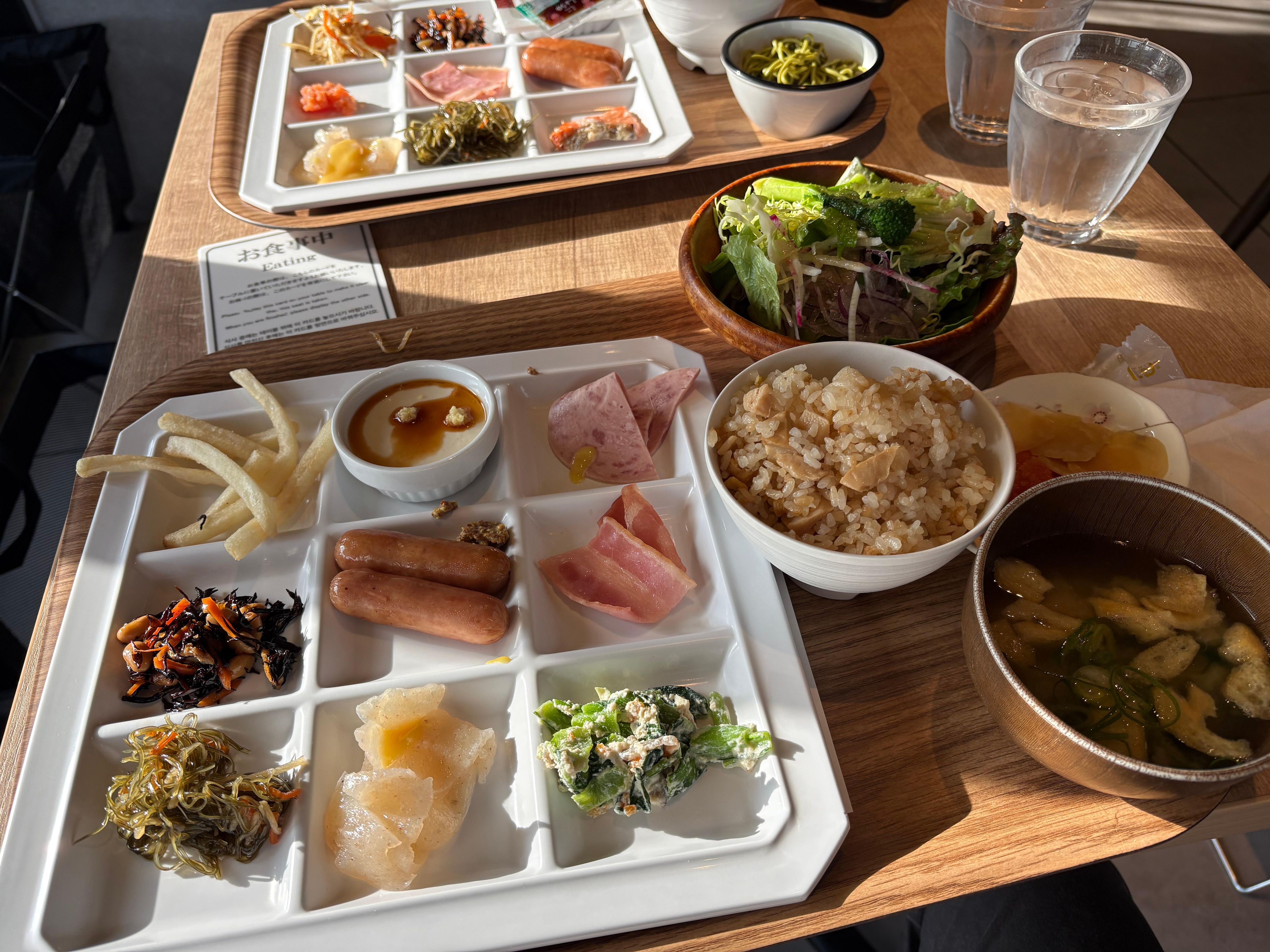 朝食バイキング。筍の土鍋ご飯が美味しかったです。