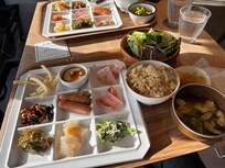 朝食バイキング。筍の土鍋ご飯が美味しかったです。