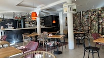 Salle du bar/ petit déjeuner magnifiquement décorée