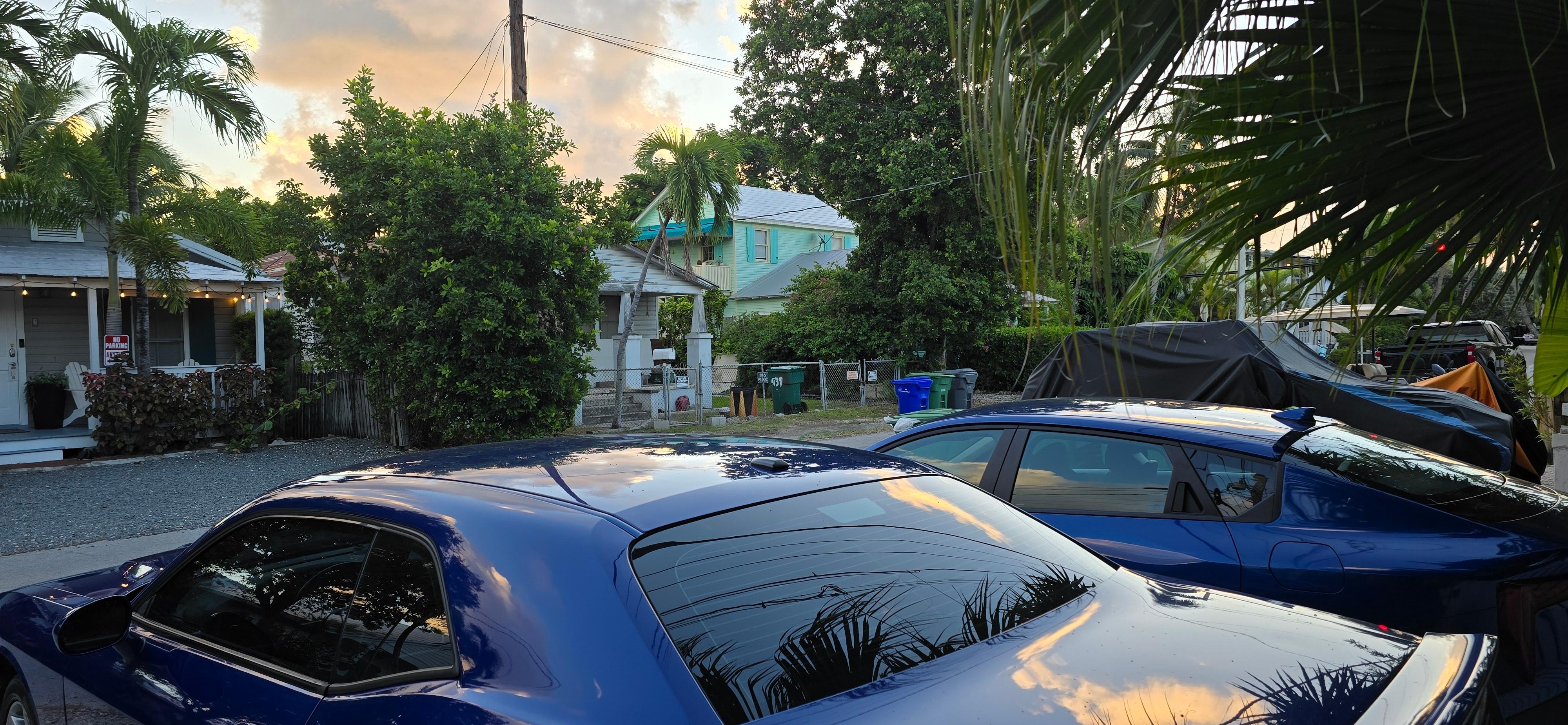 Guesthousen edessä on parkkipaikka