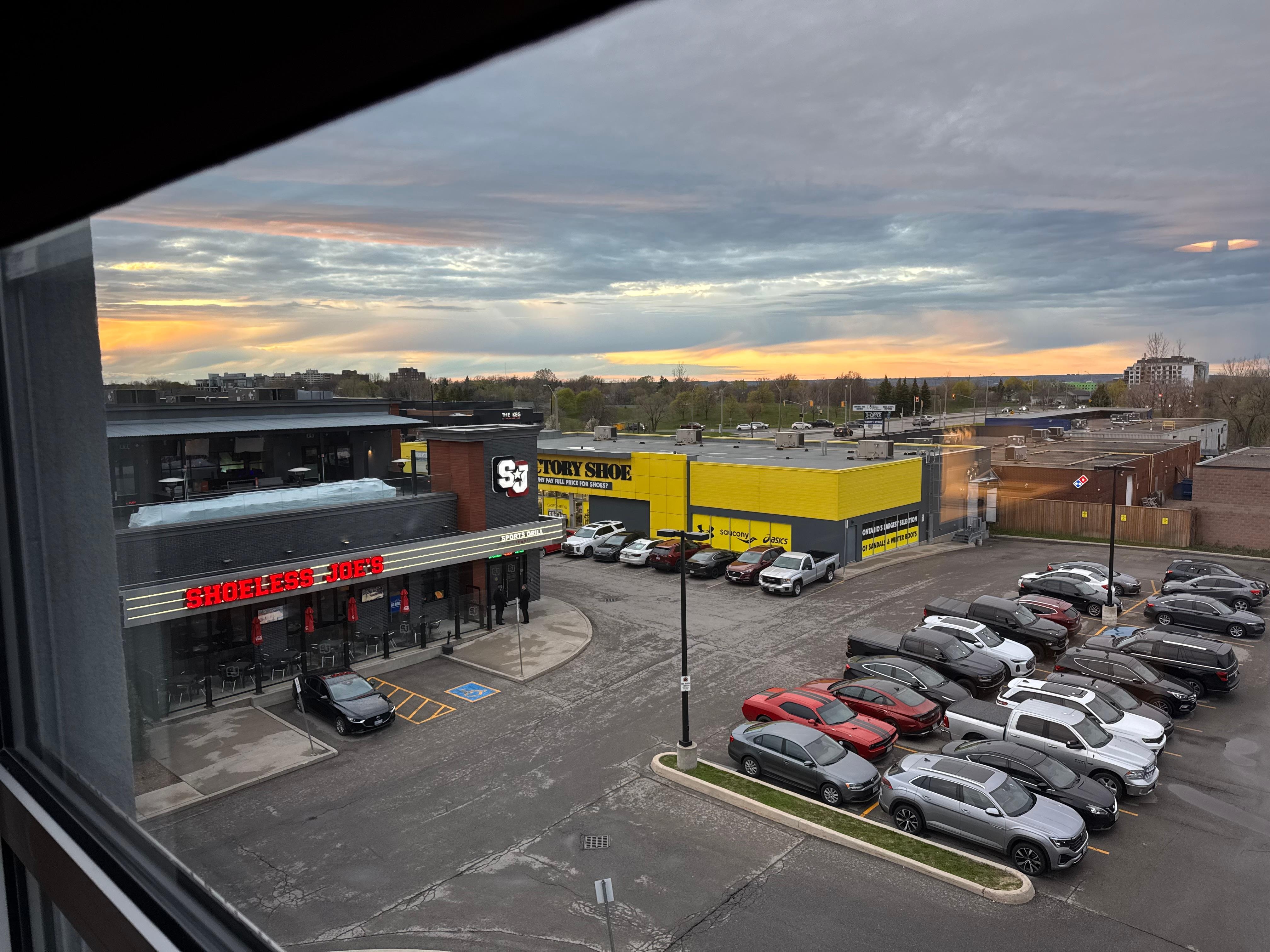 Easy walking to restaurants as seen from the room.  Dominoes pizza, shoeless joes, keg, and turtle jacks all steps away as seen in pic.  Many more also within walking distance.