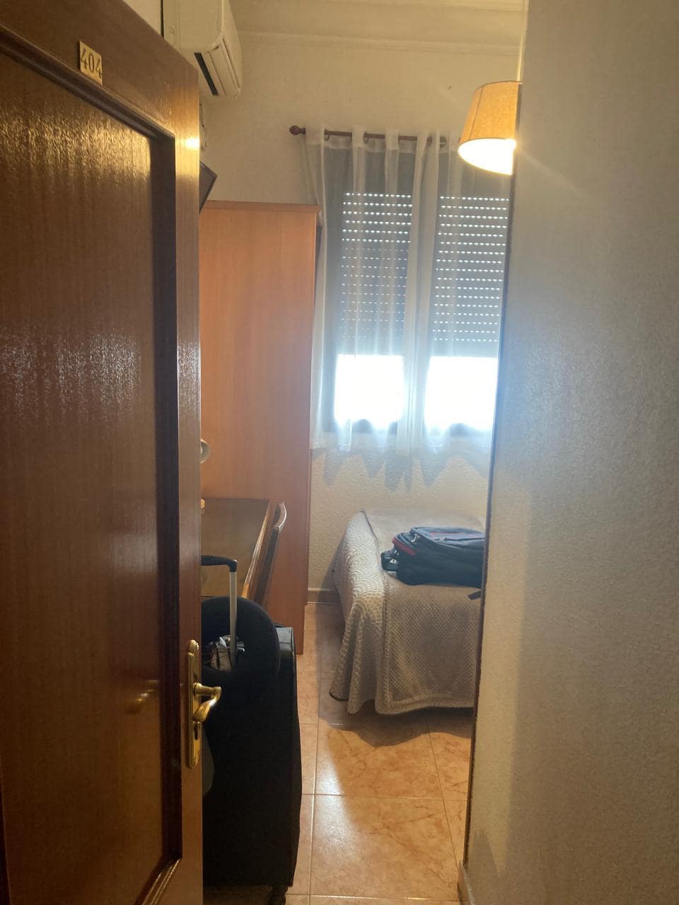 Entrada com mesa e guarda roupa