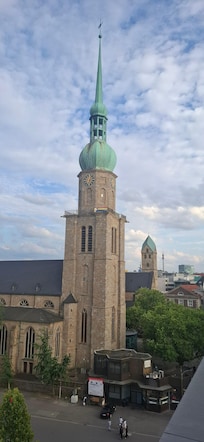 Vanop de rooftopbar van het hotel