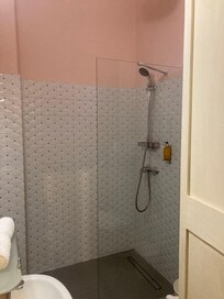 Badrum med dusch, handgjord tvål ❤️ Duschkräm/shampoo och kroppslotion fanns med.