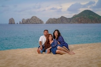 Family photos at the beach in Cabo