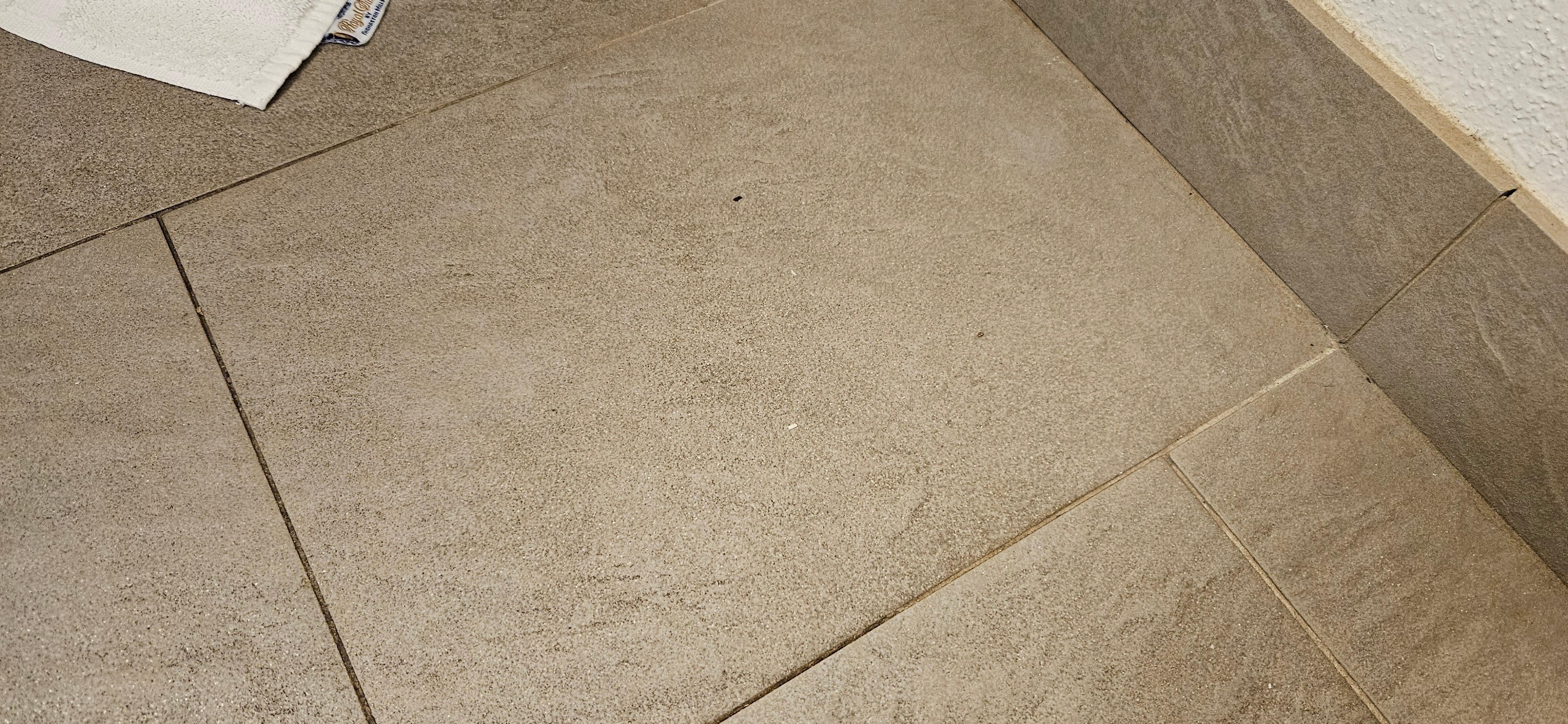 Dirty tile in the bathroom 