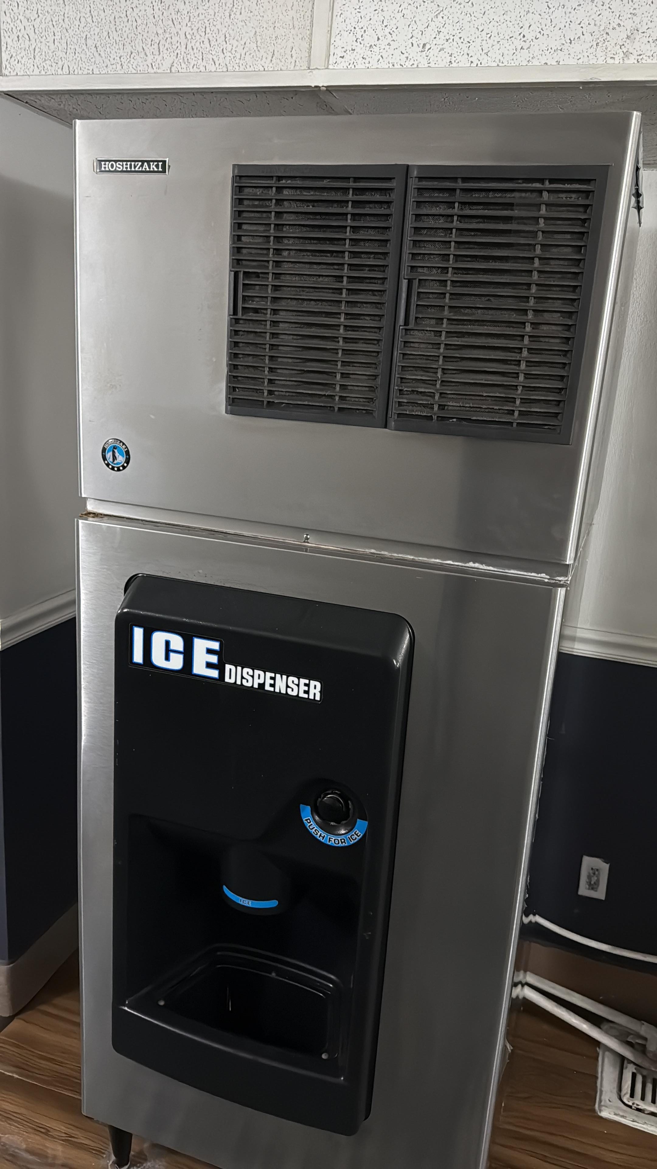 Eismaschine auf dem Flur - sehr laut. 