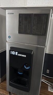 Eismaschine auf dem Flur - sehr laut.