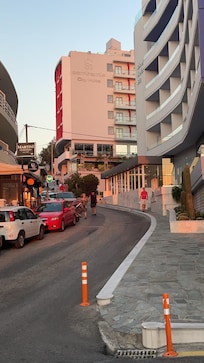 Hotellet ligger øverst i bakken, god utsikt over havet og området