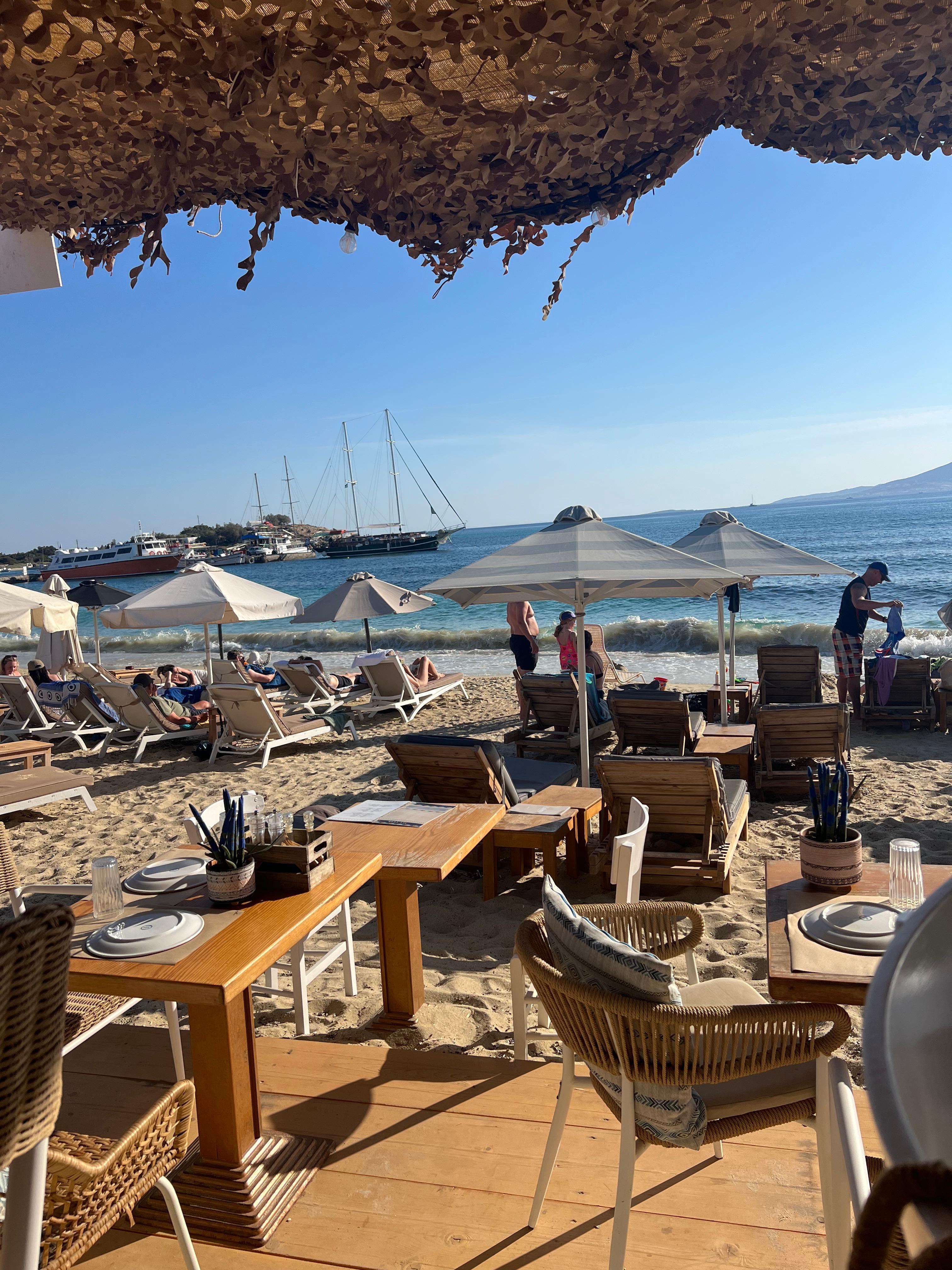 Agia Anna - beach and restaurants 5min walk away