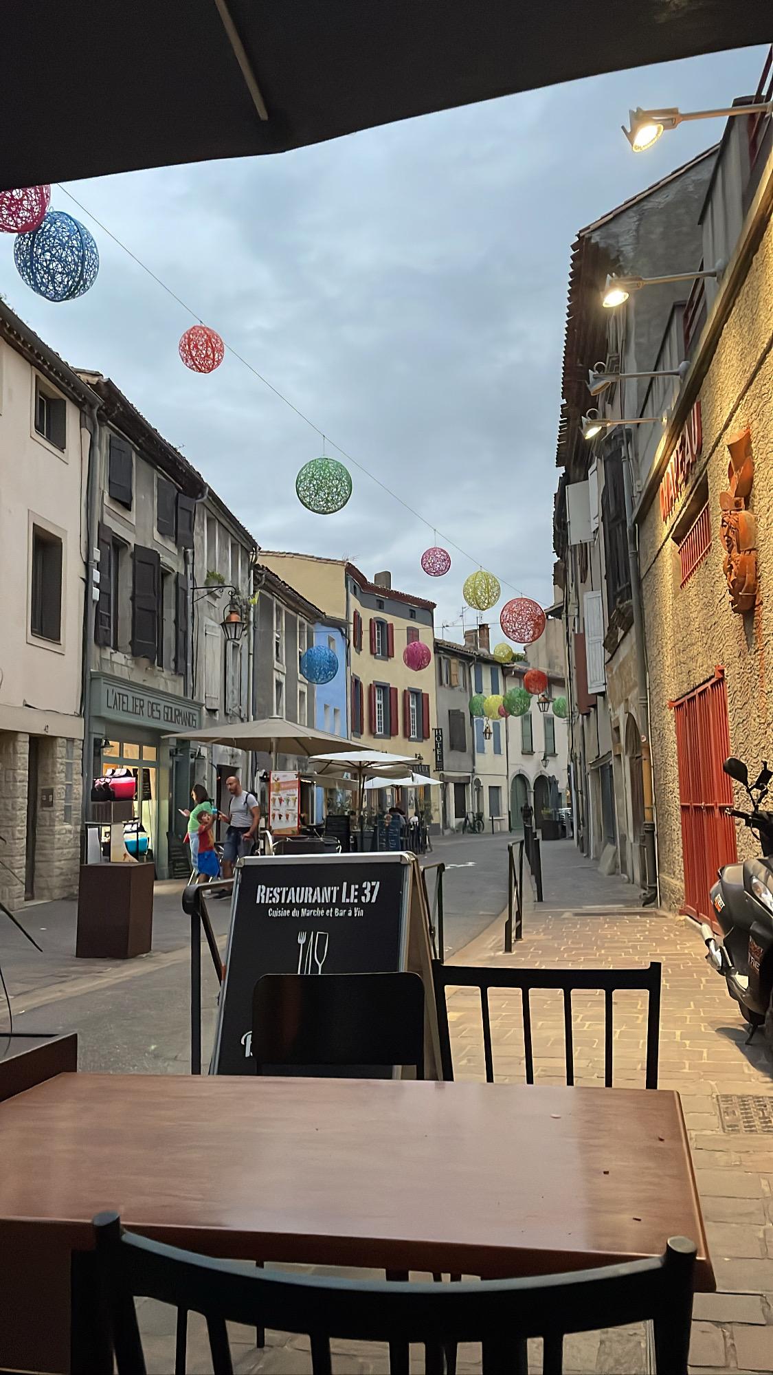 Rue piétonne et l’hôtel de couleur jaune est situé à gauche sur la photo 