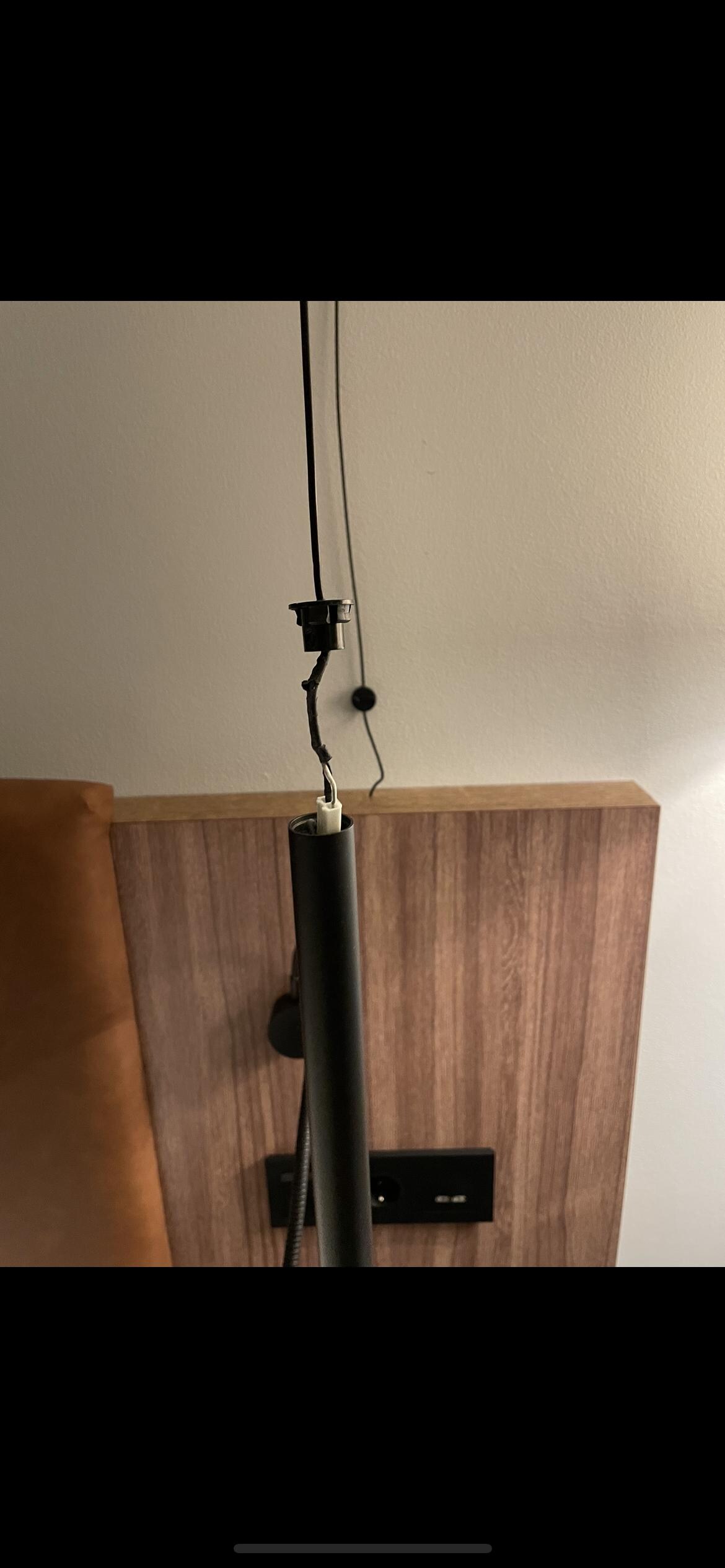 Ødelagt lampe på rommet. Burde vært oppdaget av vaskerne