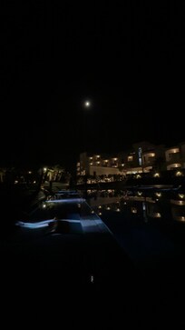 Hotellet fra baksiden ved pool.