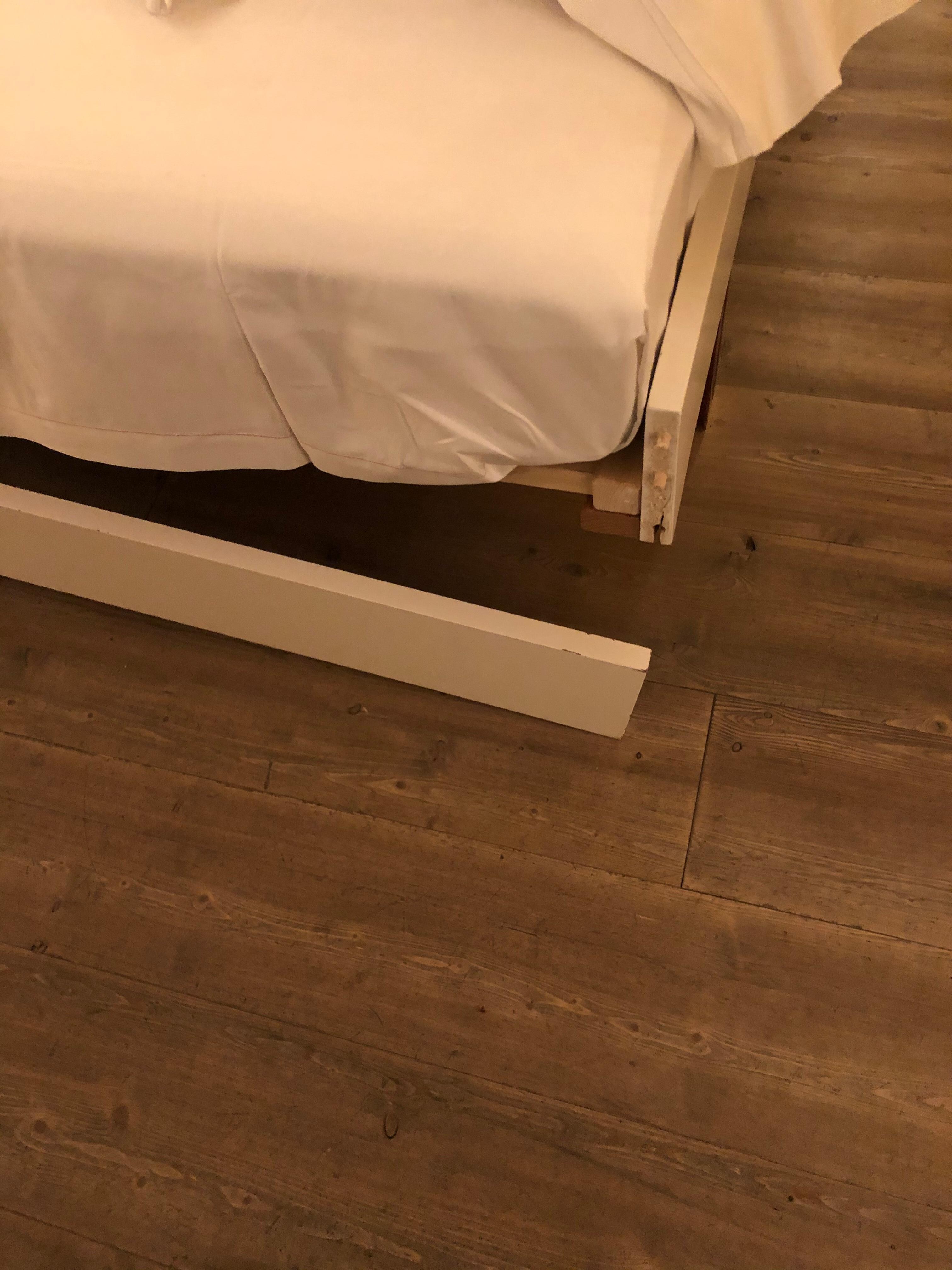 Come se non bastasse anche il letto era rotto 