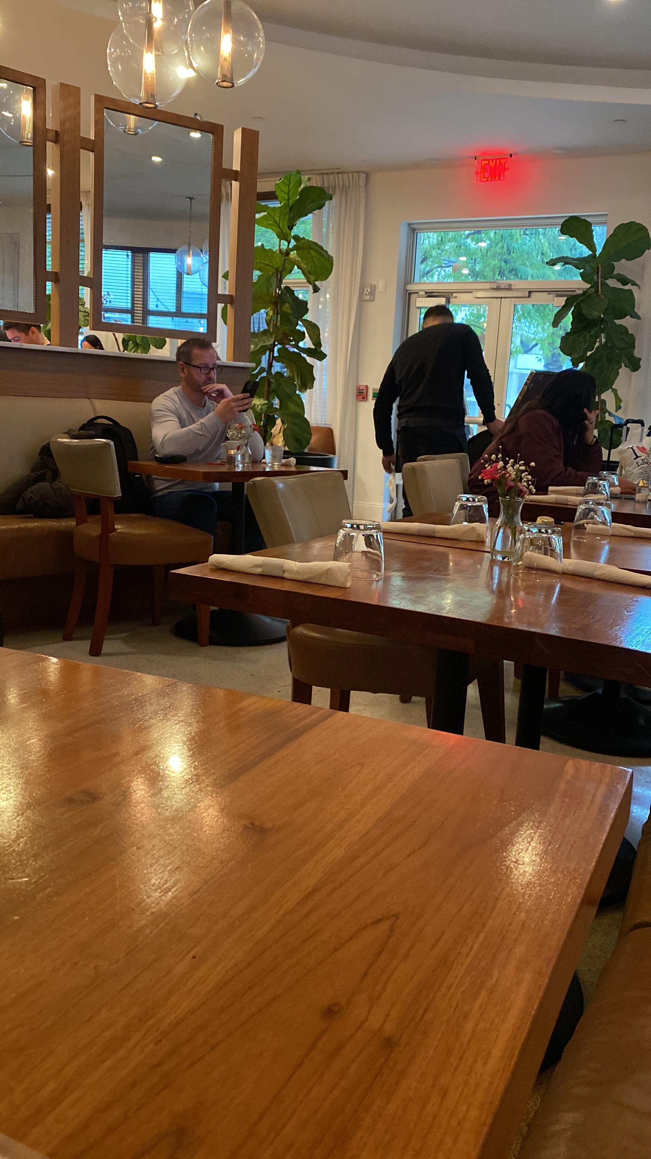 Restaurante dentro del hotel. Muy buenos desayunos. 
