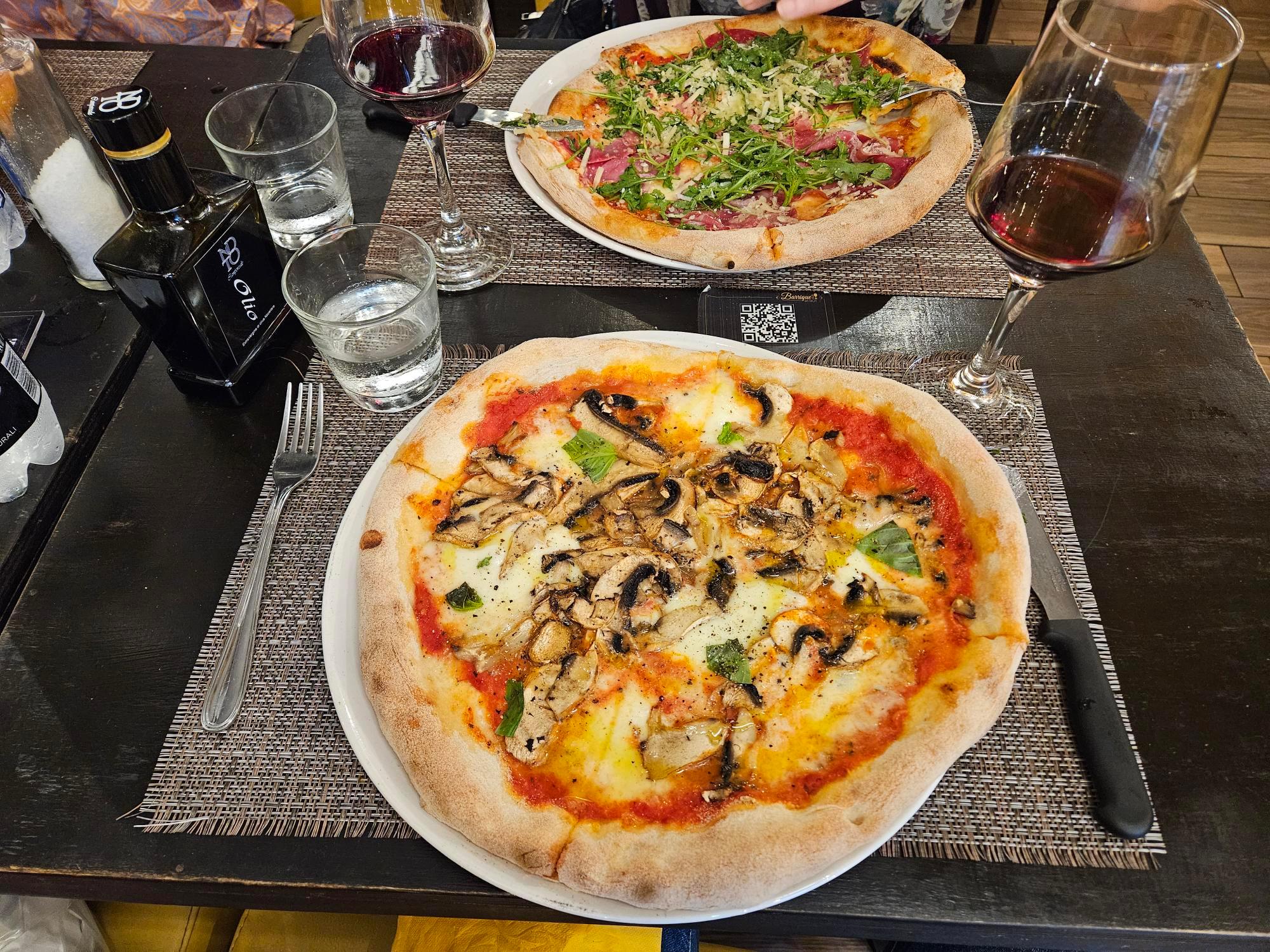 Delicious pizza and great variety of wines at Barrique Bistro in Catania