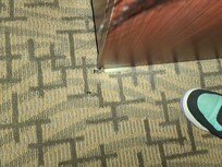 Así estaba y quebrado al lado se alcanza a ver el pedazo de vidrio