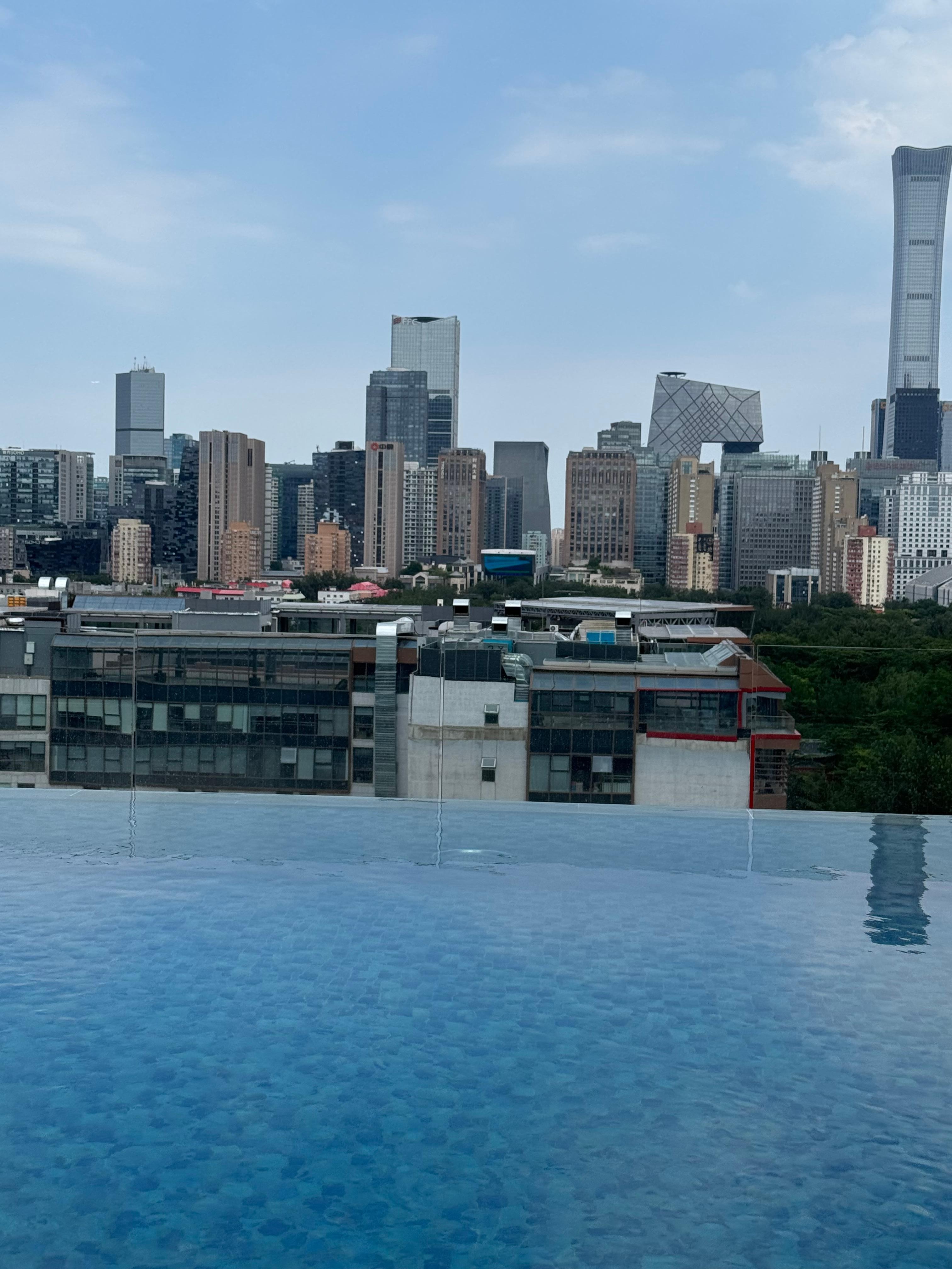 Vom Dach über den Swimmingpool über Beijing. 