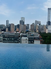Vom Dach über den Swimmingpool über Beijing.