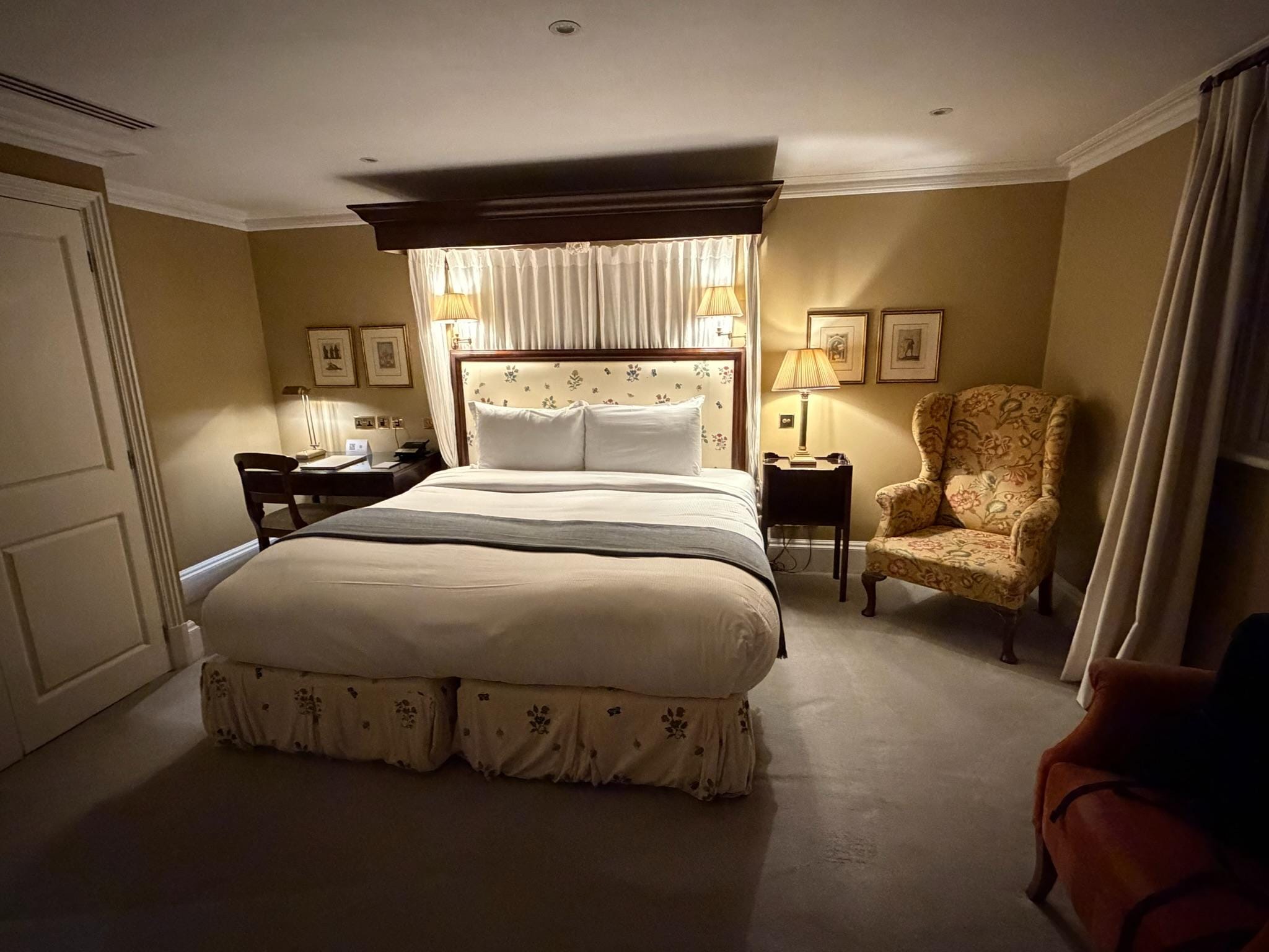 schönes großes Zimmer und Bad