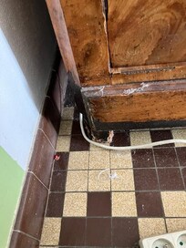 Dans la chambre, à coté du lit...