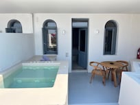 Vue de face de la chambre avec bain à remous