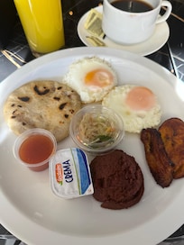 Esto fue el primer dia muy decent pero solo fue por un dia y apesat q pague prepague por desayunos de 7 personas todavia hicieron cambios