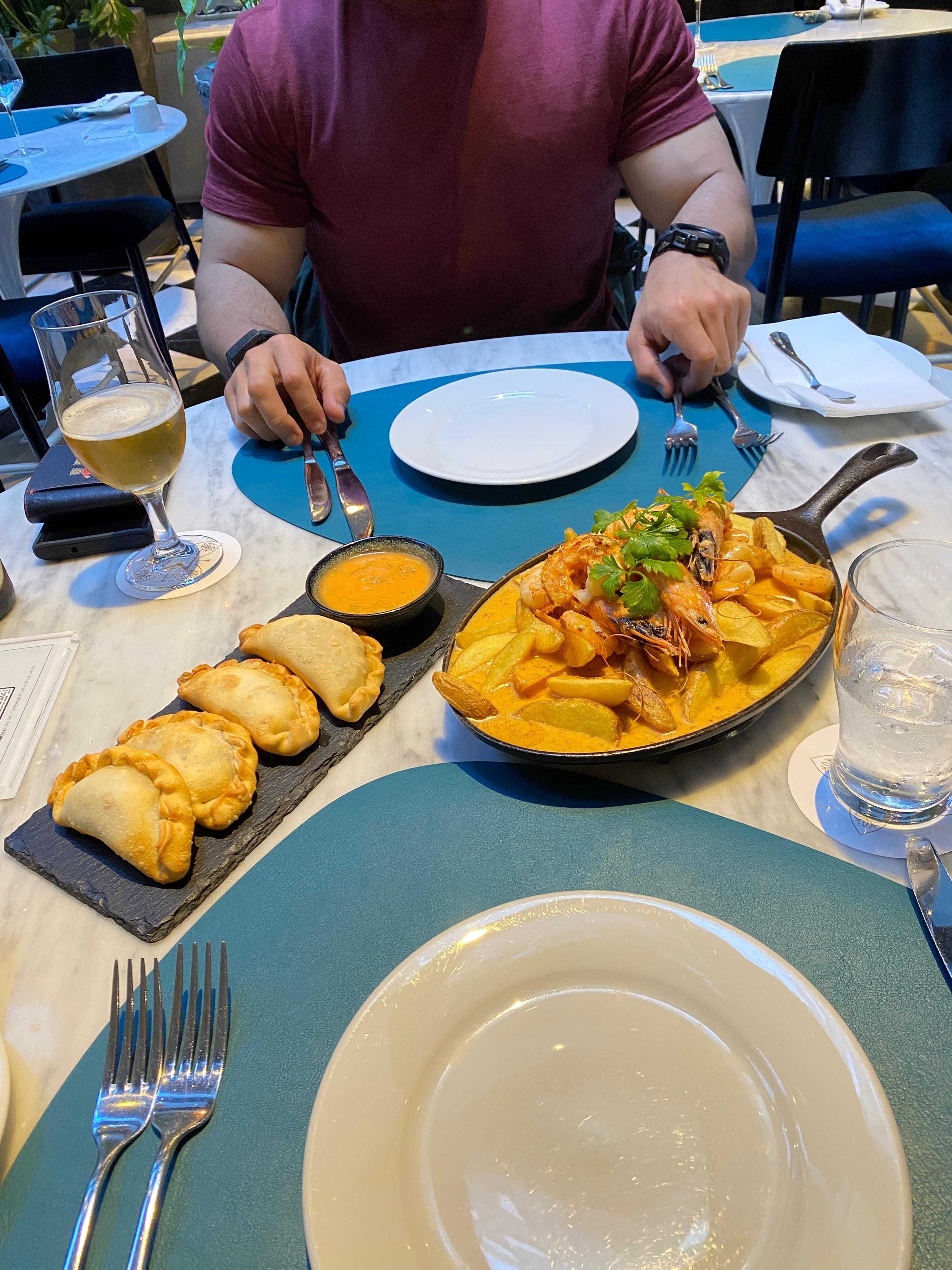 Almuerzo, empanadas y papas con langostinos 