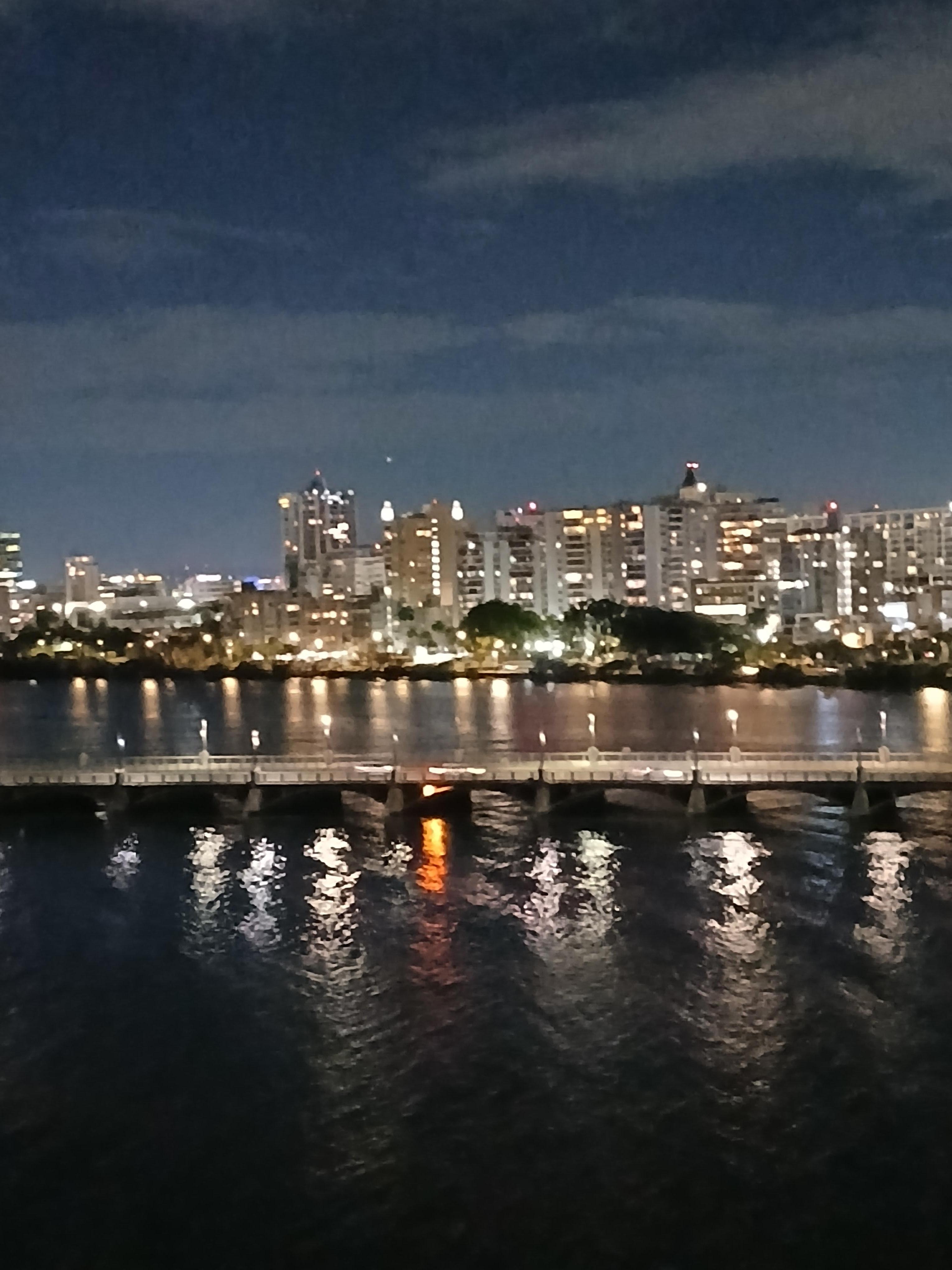 Vista de noche,  desde la habitación hacia la bahia.