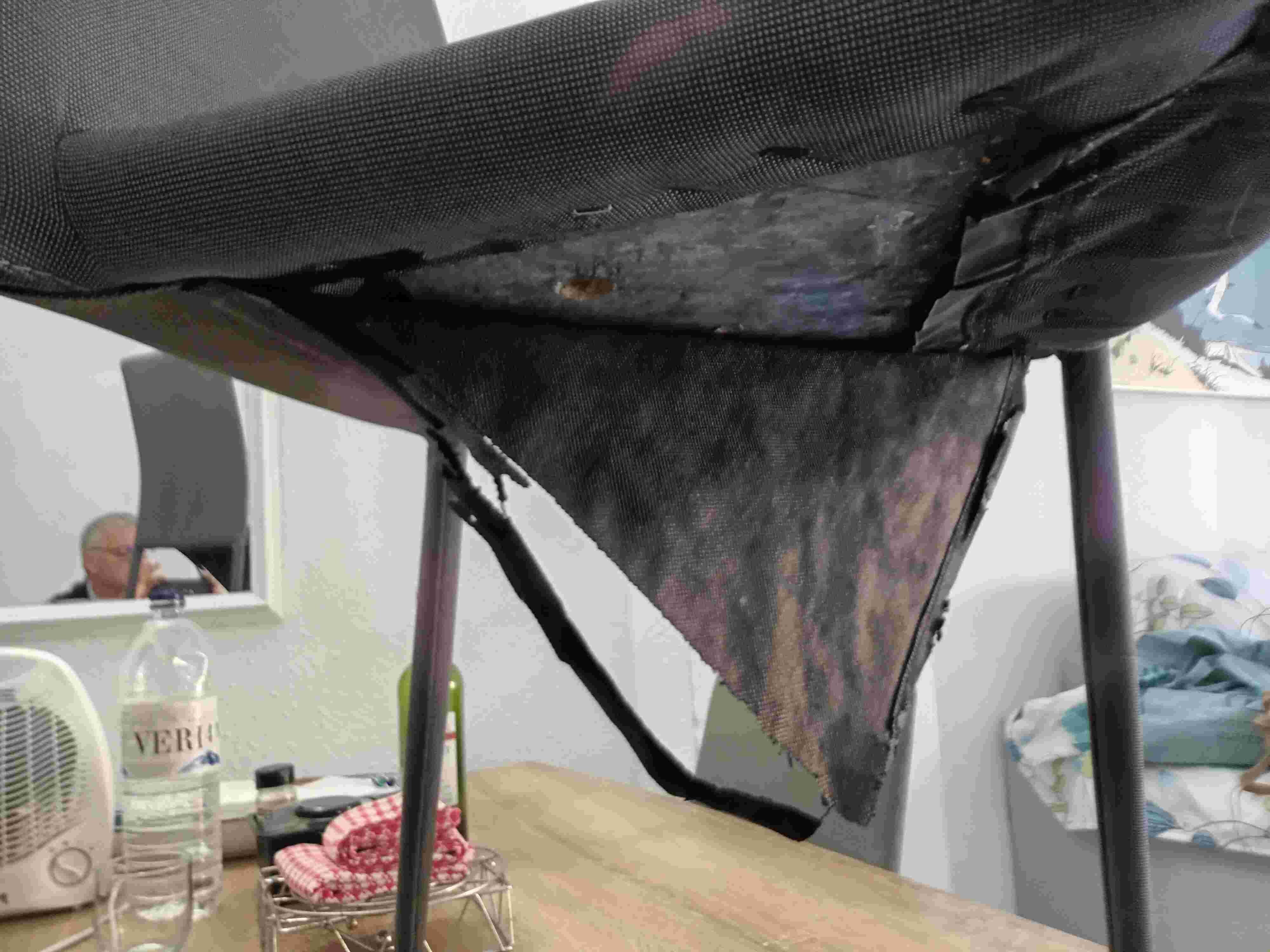 Dessous de chaise qui part en lambeaux