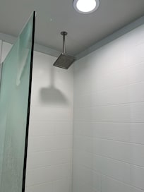 Rain style shower head. Water pressure is not good. Hard to rinse.