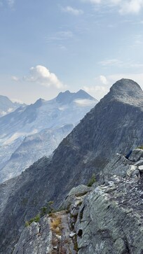 Abbott ridge, located in the nearby Rogers pass area
