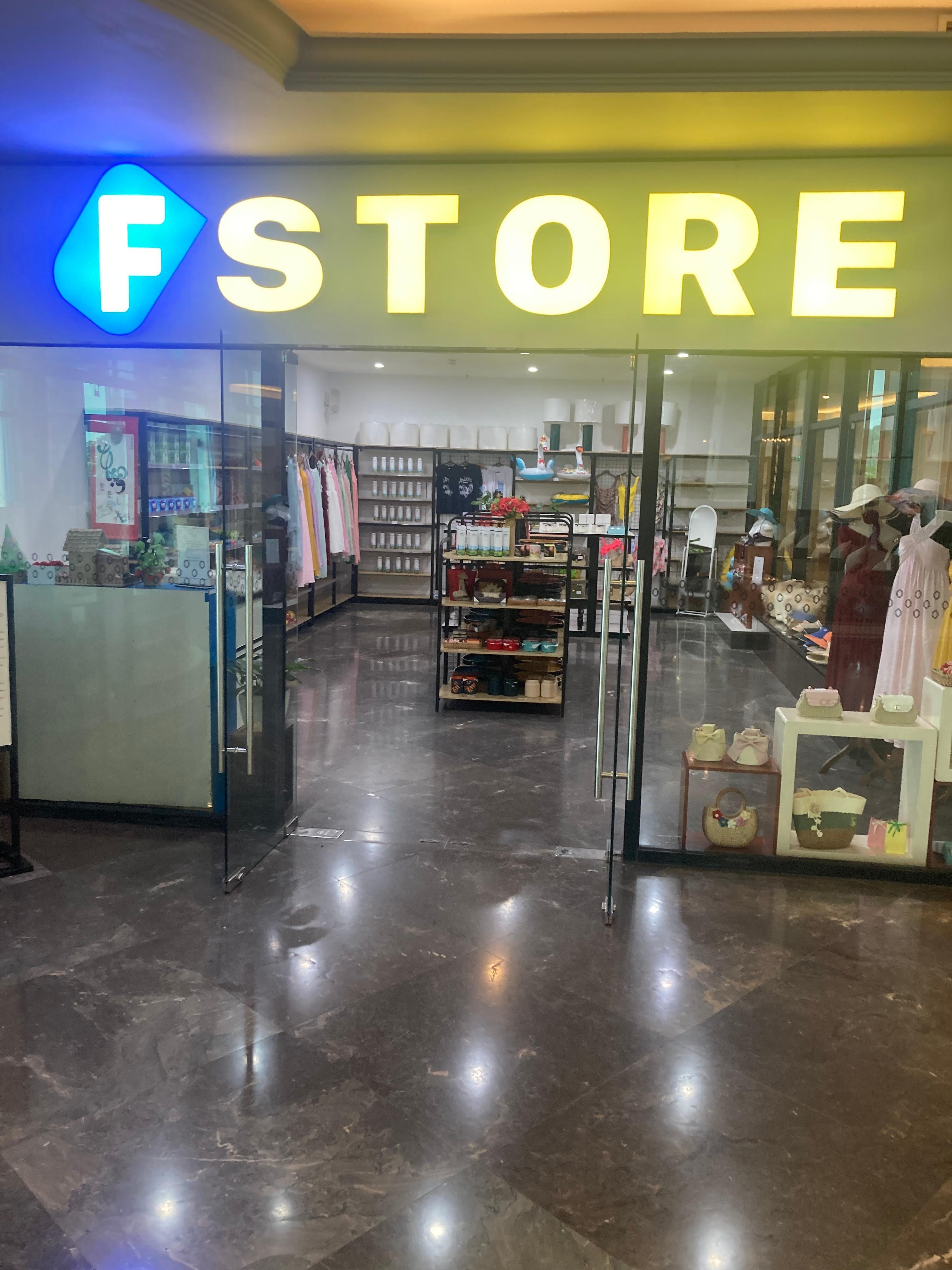 The gift store was useless. No drinks. No things like batteries that you might need 