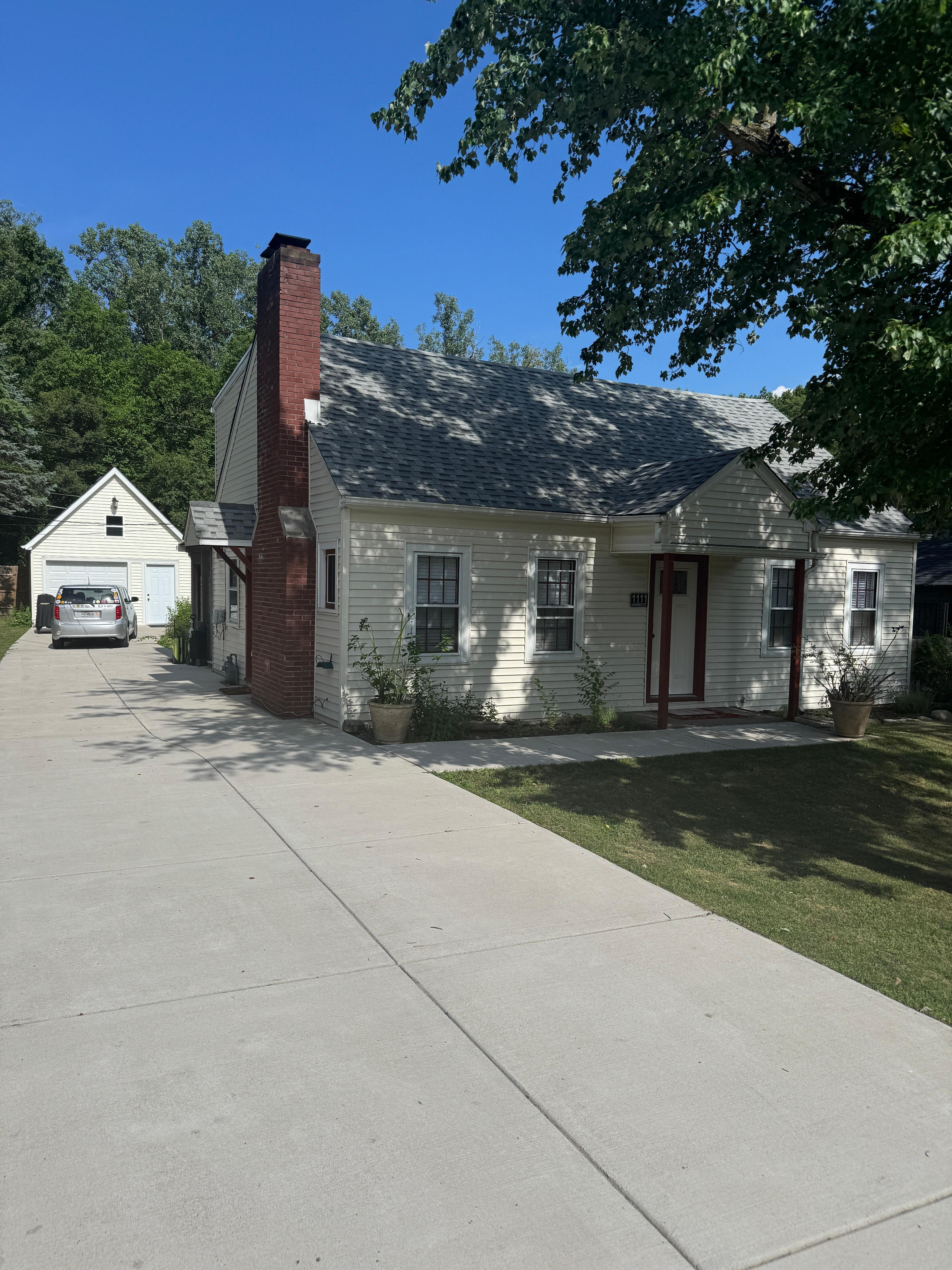 Cute house, long driveway for parking