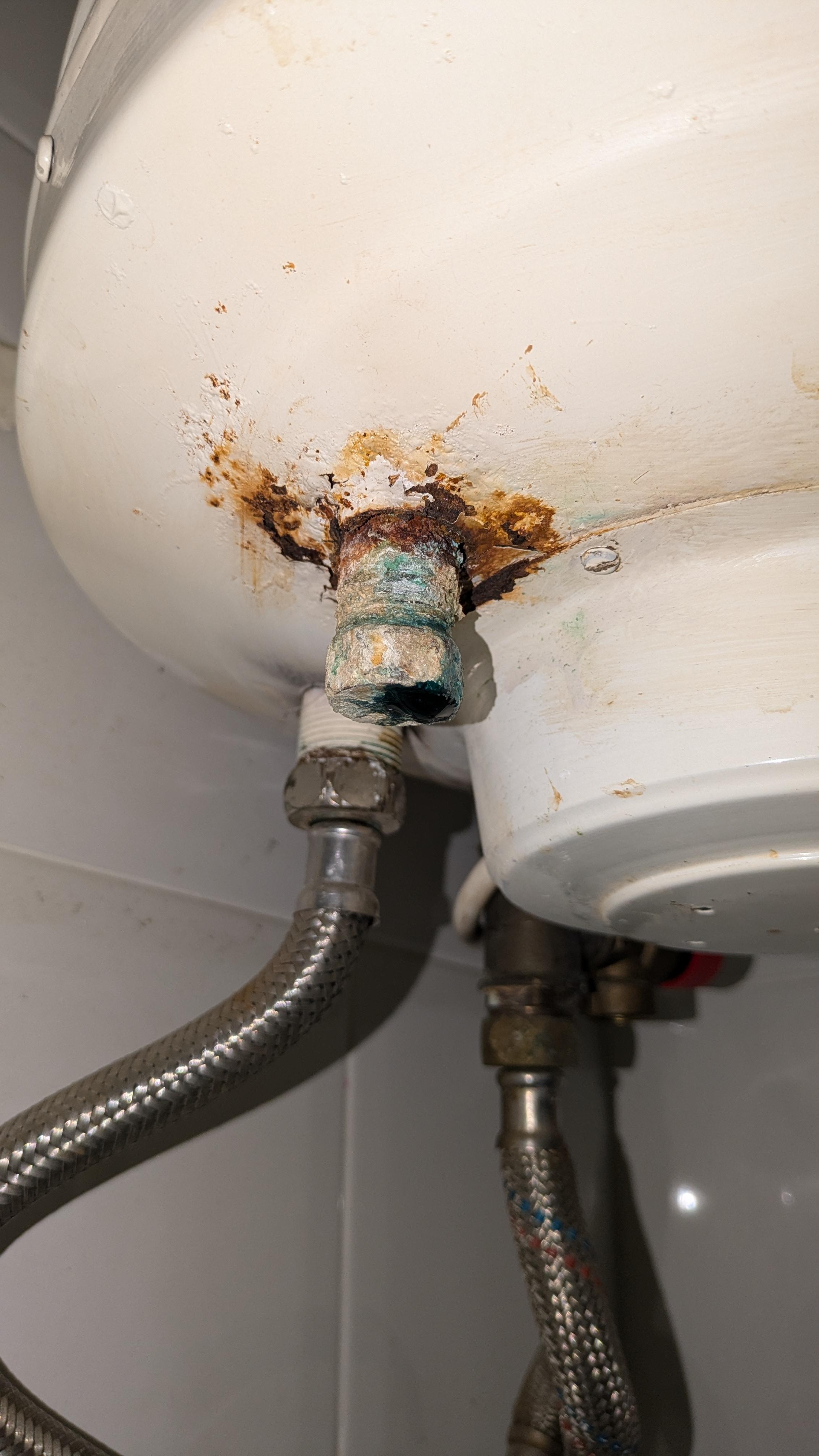 Perdite del boiler, con ruggine e muffa.