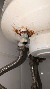 Perdite del boiler, con ruggine e muffa.