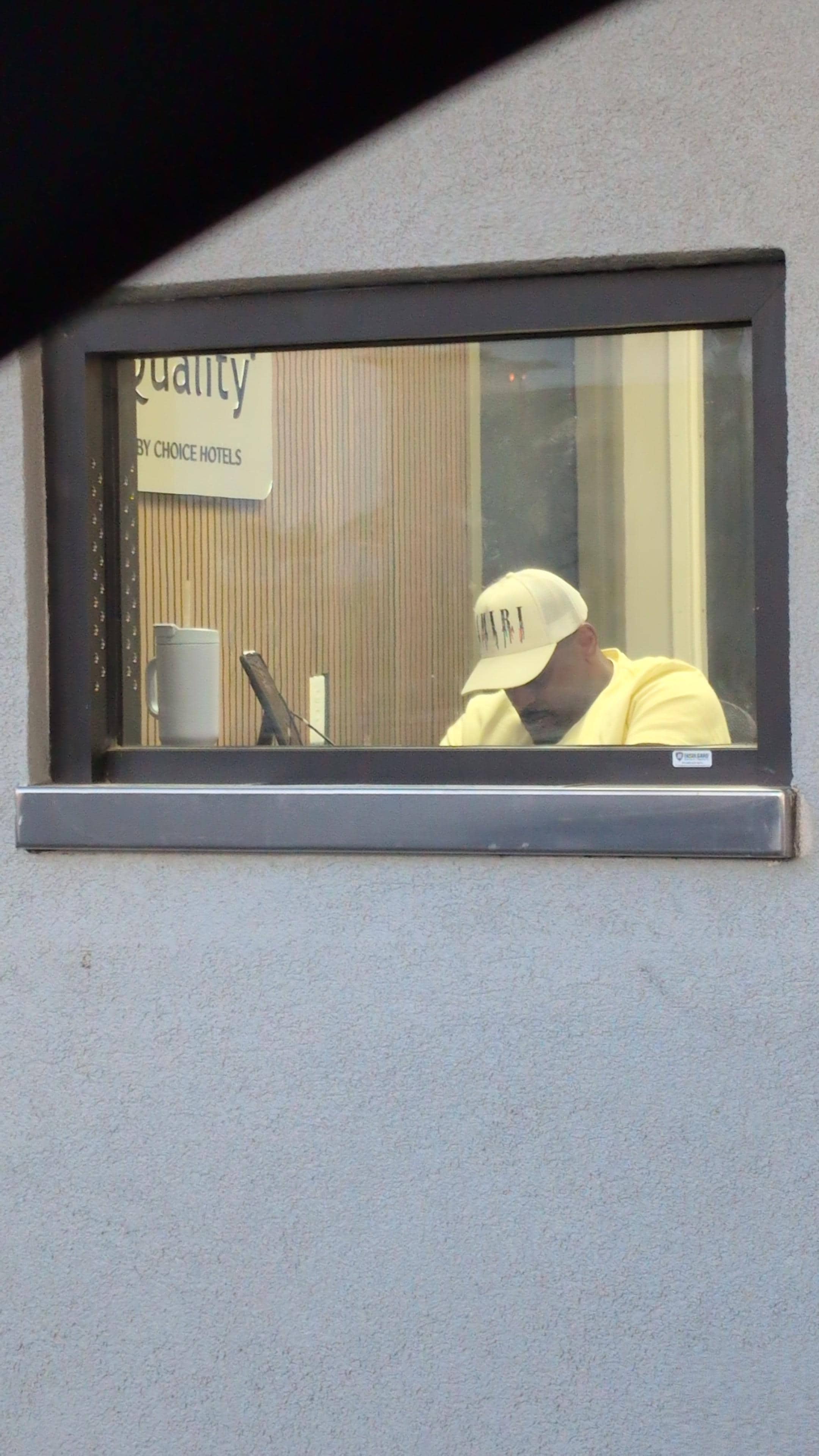 Sleepy receptionist 🥱