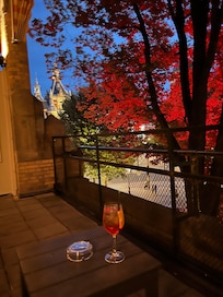 Utsikt fra hotellet. Bare ligger rett under og ikke problem å nyte på hotellrommet