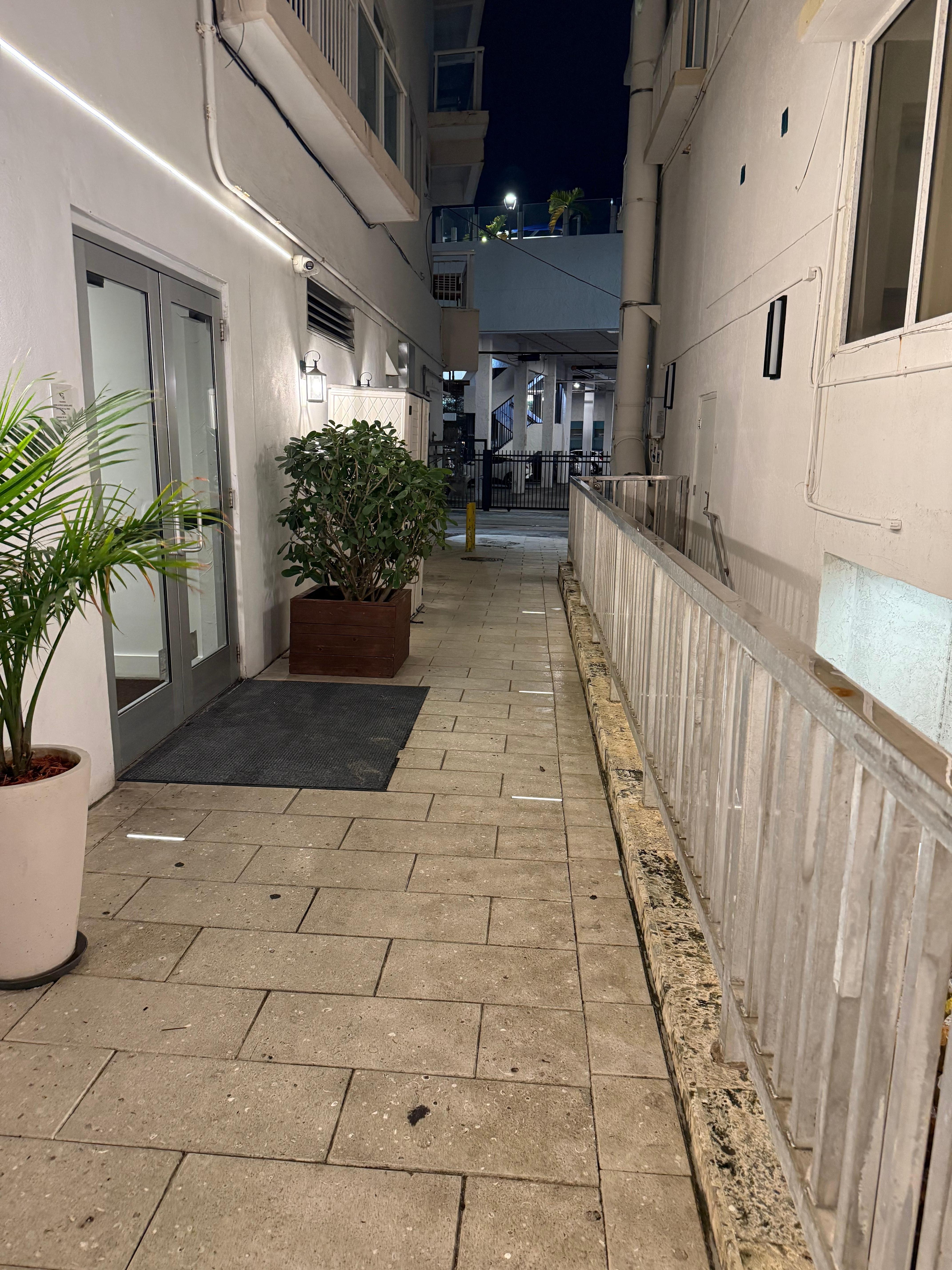 Entryway in the alley between 2 buildings