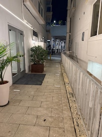 Entryway in the alley between 2 buildings