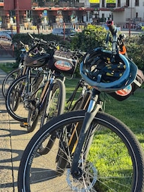 Lots of driveable nearby attractions. Biking in SF