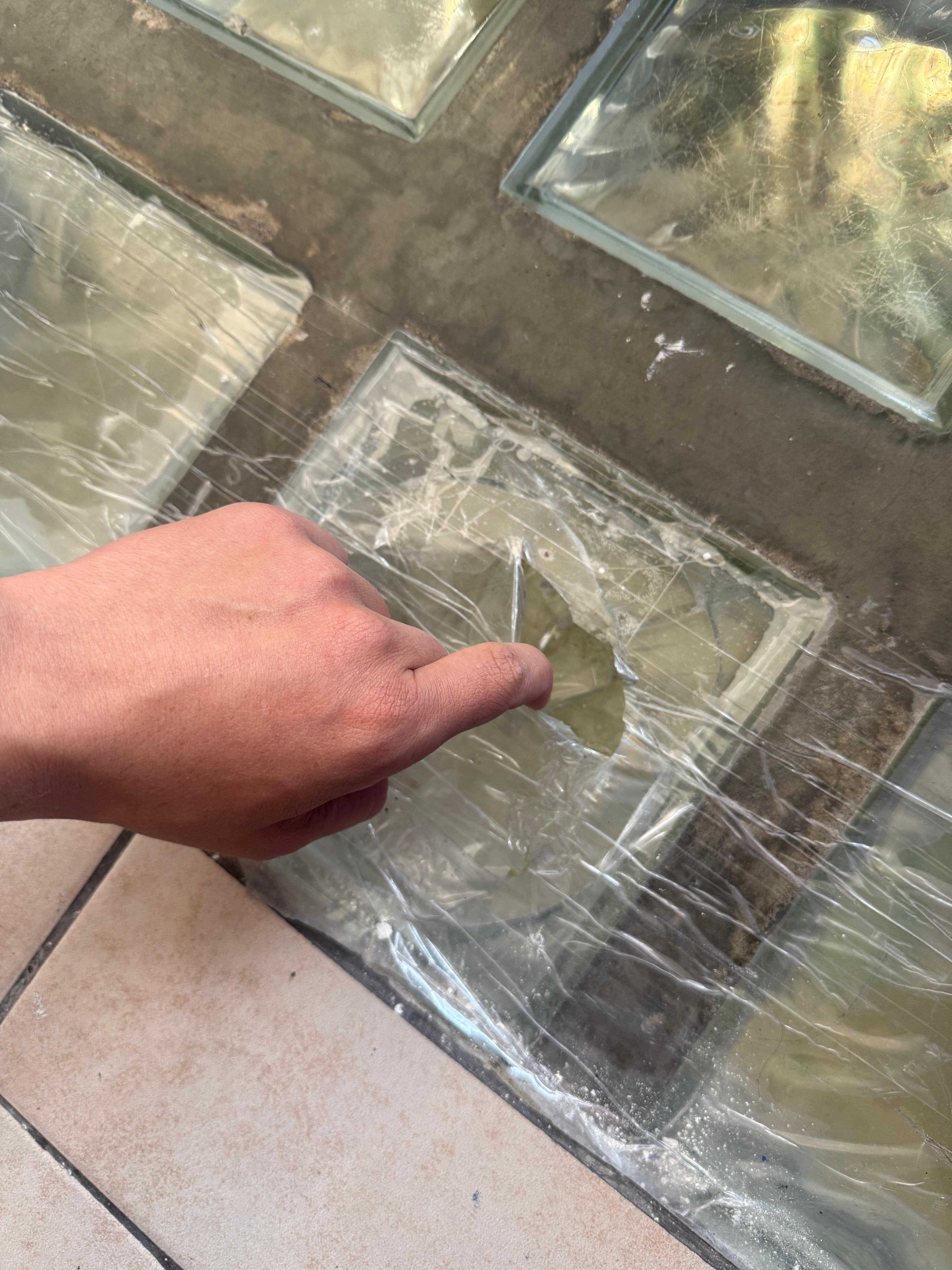 Block del suelo roto con cinta en media cocina